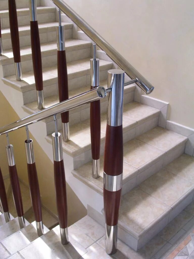 Лестницы нержавейки купить. Балясины комбинированные дерево-металл. Балясины с 25 мм хромовый трубы. Балясины для лестницы. Нержавейка перила для лестниц.