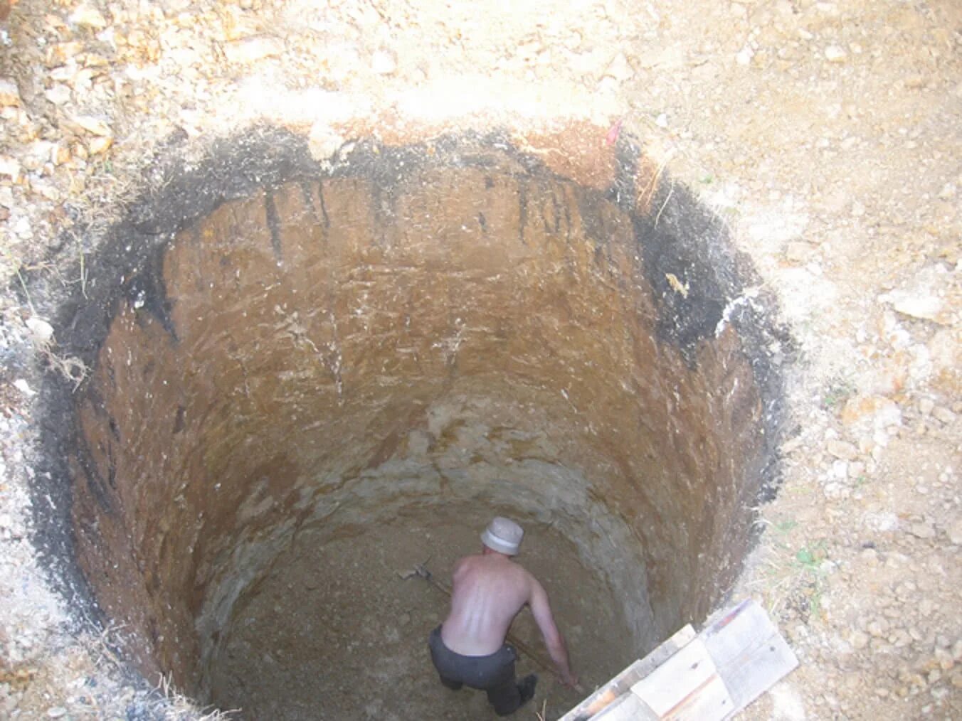 Колодец 6 метров. Копаем яму для туалета. Колодец для туалета. Колодец глубиной 2 метра. Копка выгребных ям.