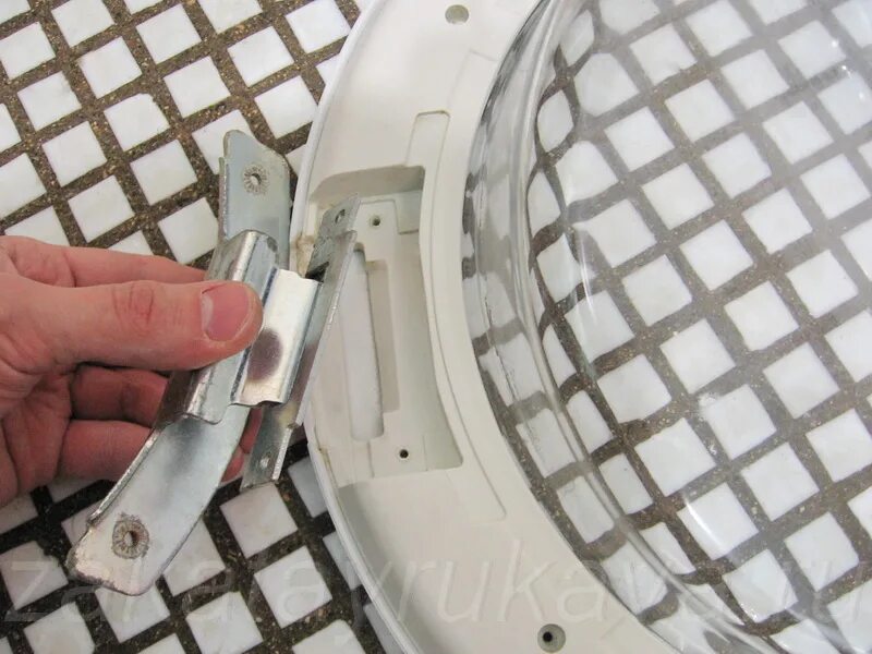 Сломалась ручка дверцы стиральной машины индезит. Как снять ручку стиральной машины. Как снять ручку стиральной машины. Регулировка дверцы стиральной машины lg. Петля дверцы стиральной машины самсунг.