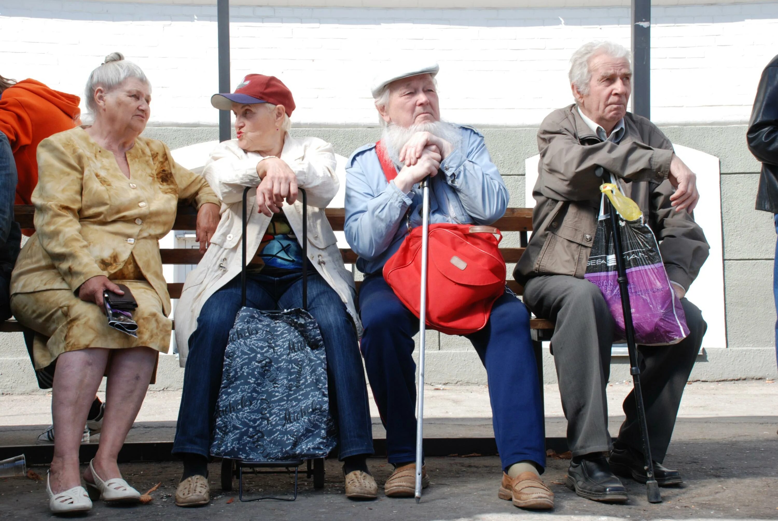 Самолет пожилые люди. Пожилые люди в России. Пенсионеры в России. Российские пенсионеры. Пожилые люди на пенсии.