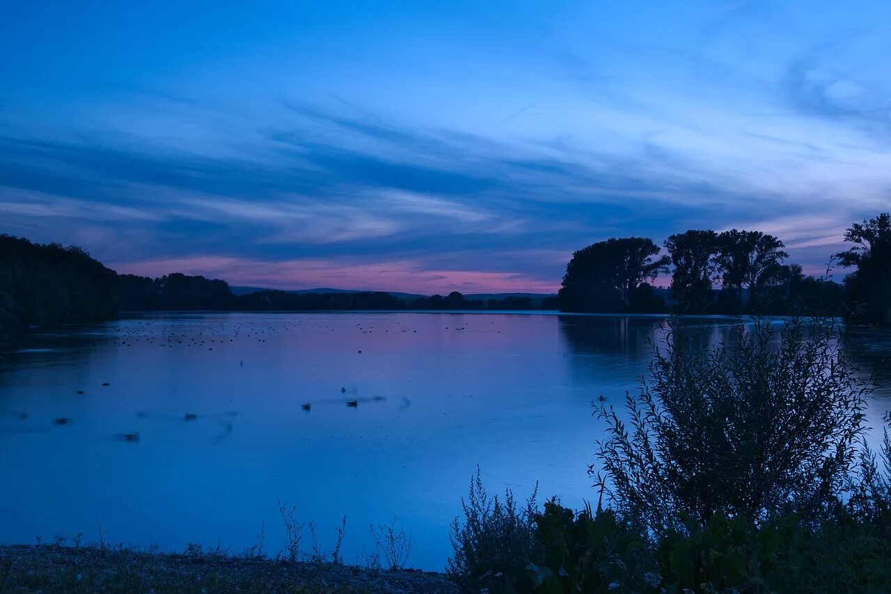 Синий час. Пейзаж голубой час. Озеро романтики. Синий час для фотосъемки.