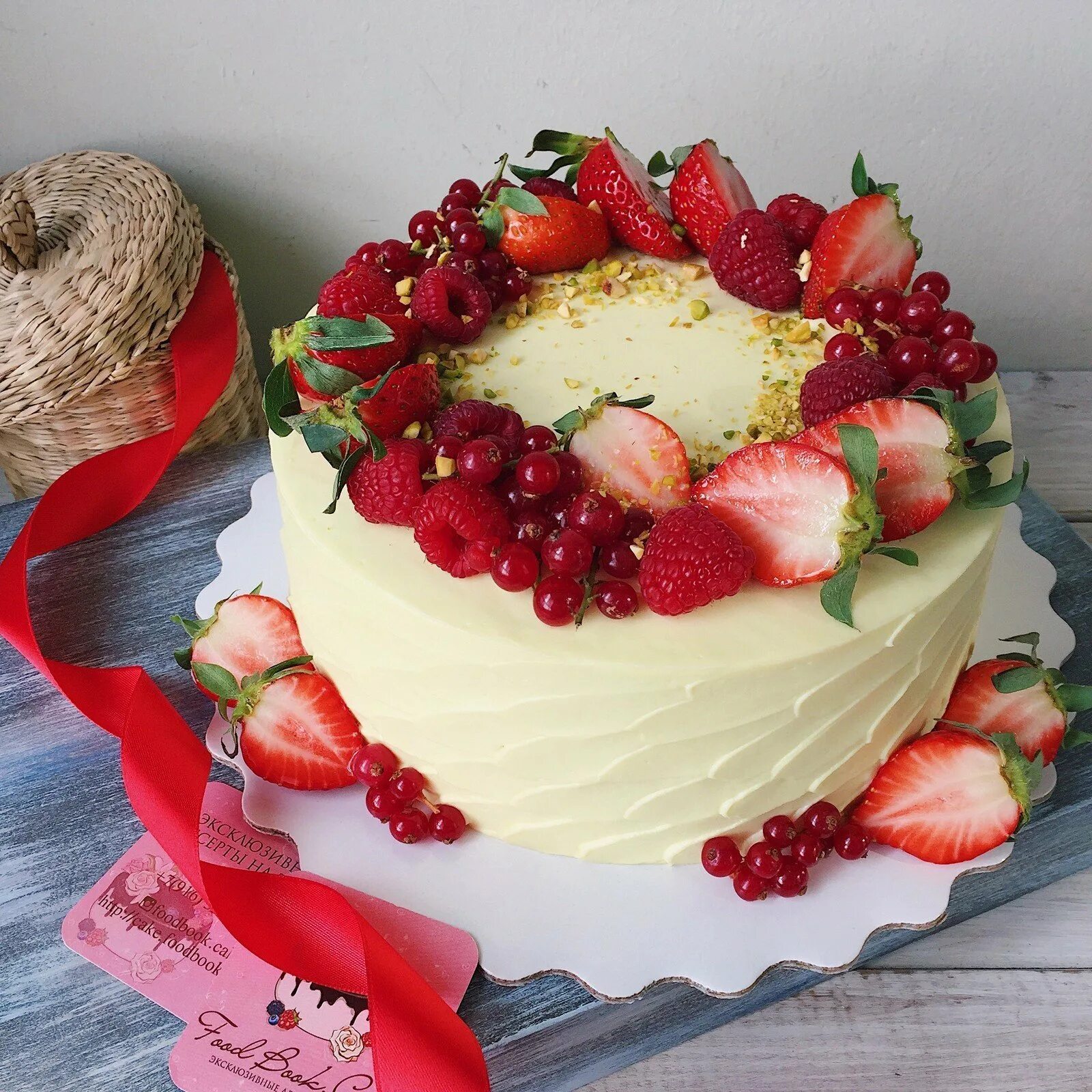 Торт с фруктами. Торт с цветами и ягодами. Украшение торта фруктами и ягодами. Торт с цветами и фруктами. Торт с клубникой дизайн