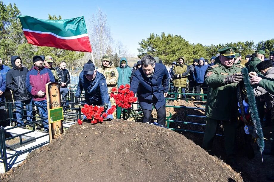 Родственники погибших в спецоперации. Могилы погибших в спецоперации. Фото могилы. Навестили могилу погибшего в спецоперации.