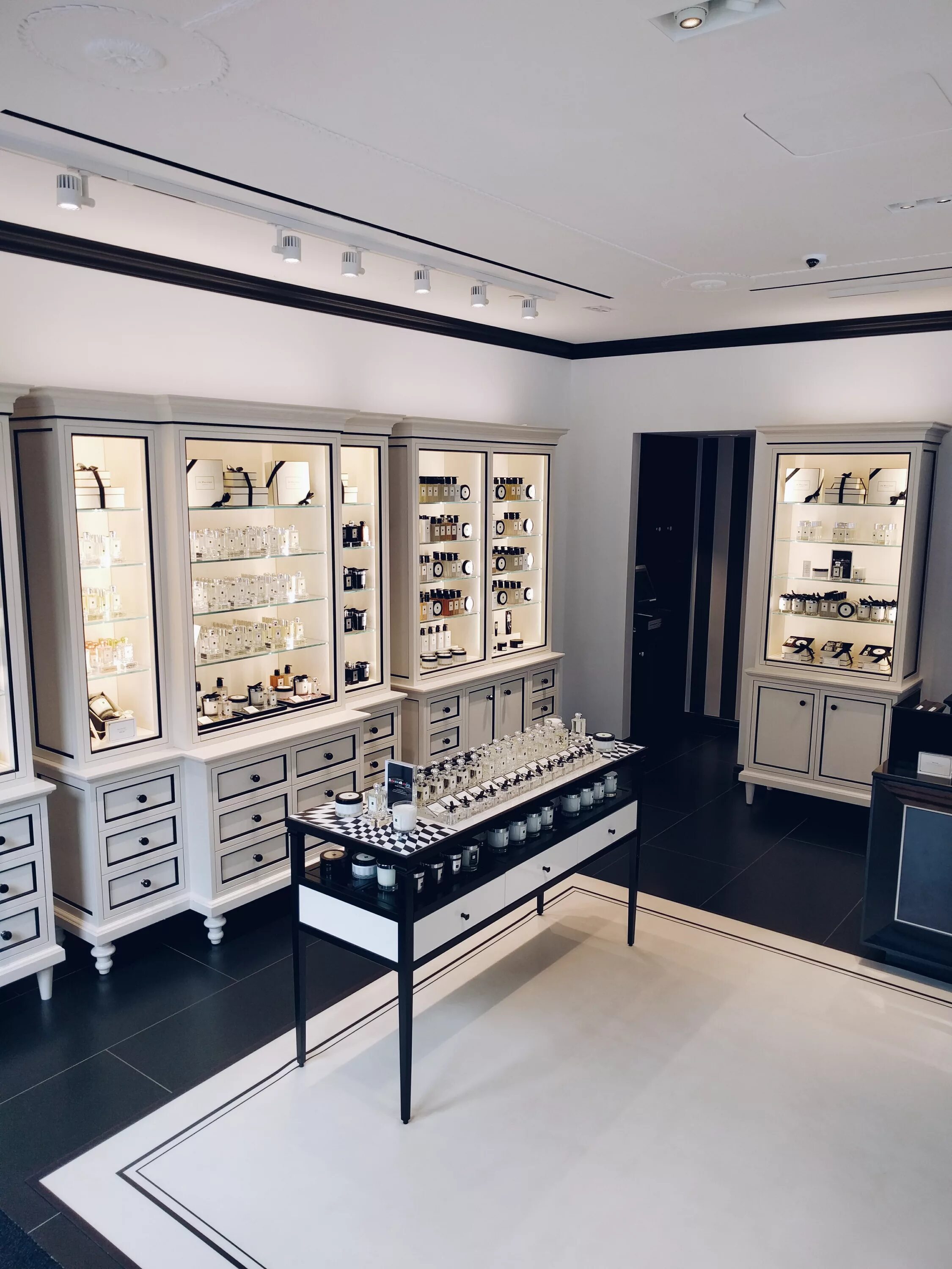 Метрополис джо малон. Витрины джо малоне. Jo malone марка. Джо малон магазины в москве. Бутики джо малон лондон.