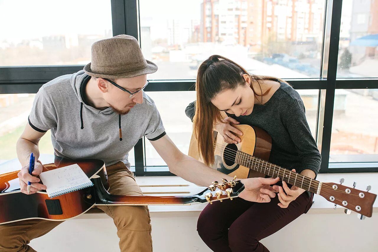 How to teach music. Учитель гитары. гитара учитель ученик. guitar teacher pro. женщина бунтарь гитара.