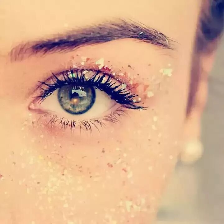 Блестящие глаза у девушки. Блестящие глаза у девушки. Глаза бриллианты. Мейкап с блестками на ресницах. Новогодний макияж.