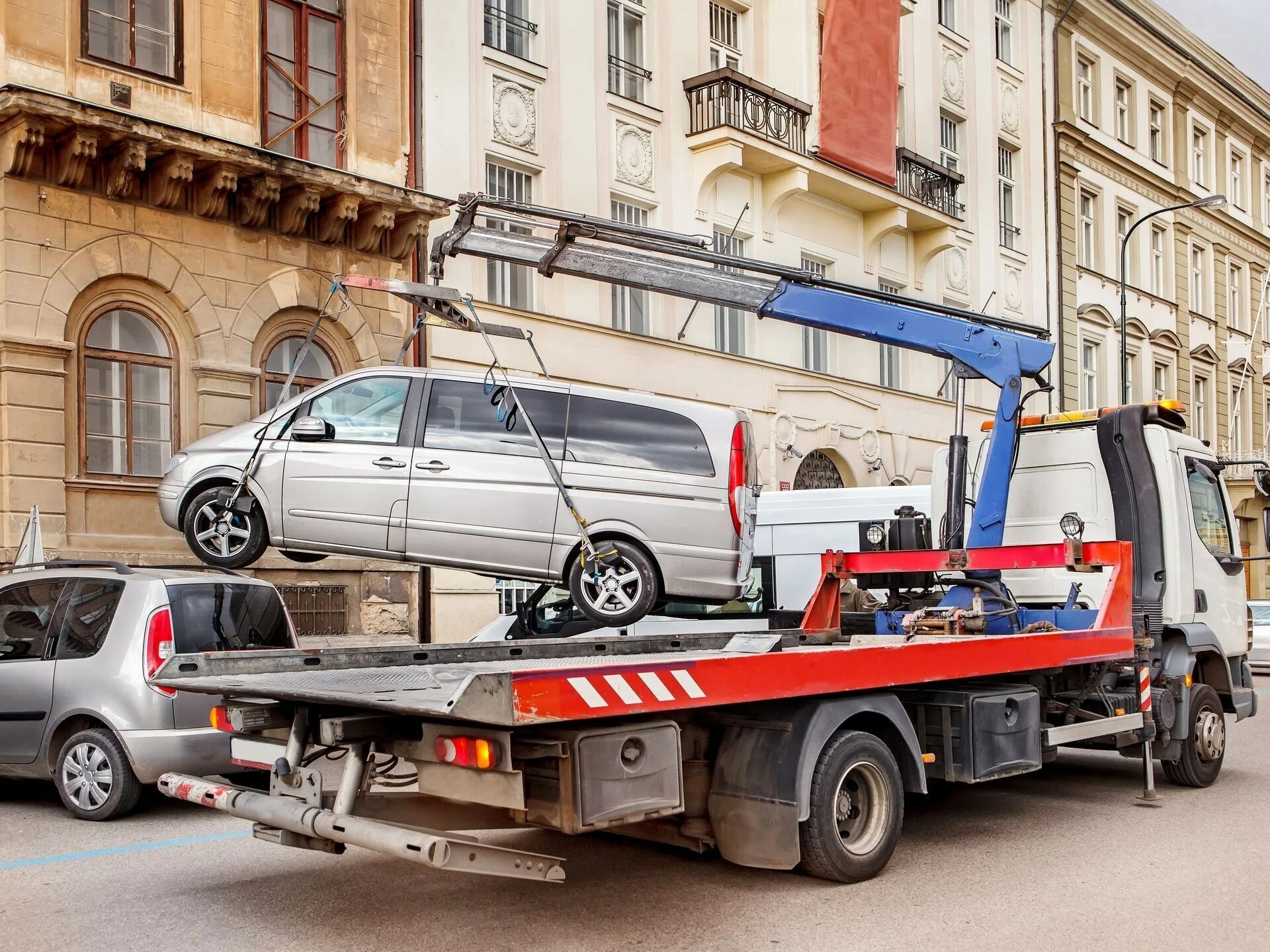 Машина на эвакуаторе. Volvo fl6 эвакуатор. Эвакуатор транспортное средство. Перевозка эвакуатором. Kenworth t300 эвакуатор.