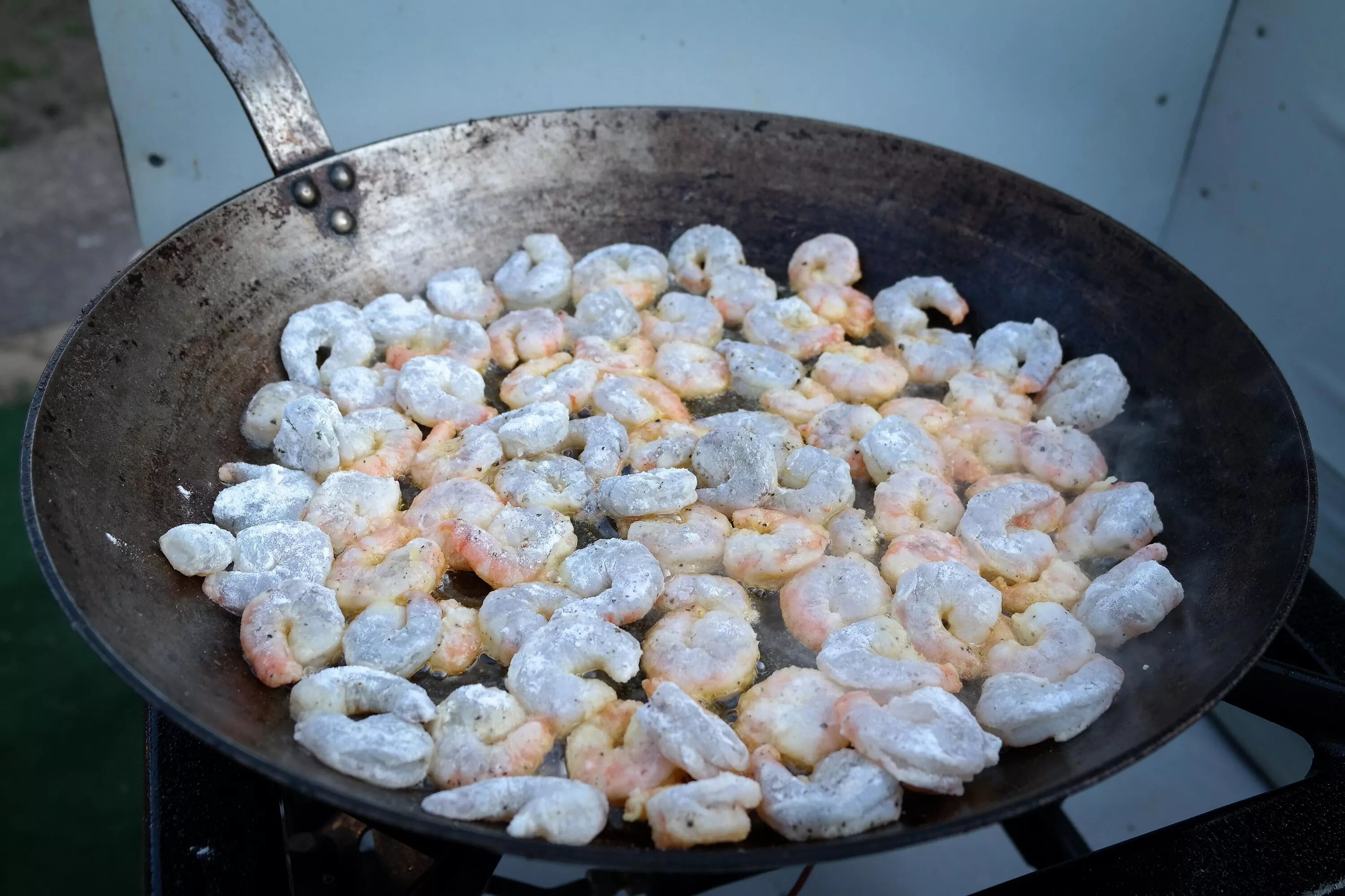 Как готовить замороженного краба. Жареные крабовые. крабовое мясо жарим. жареный краб на сковороде. мясо краба жареное на сковороде.