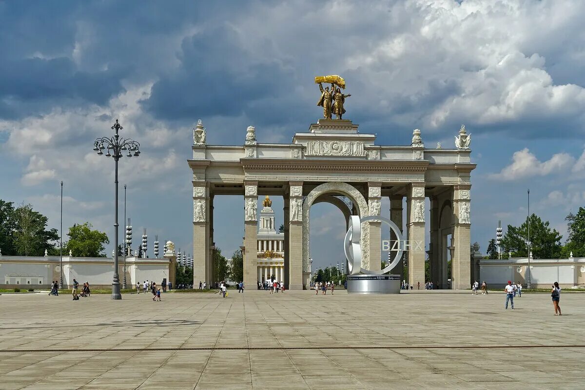 Главная арка вднх. Ворота ВДНХ В Москве. Выставочный комплекс ВДНХ. ВДНХ 2023.