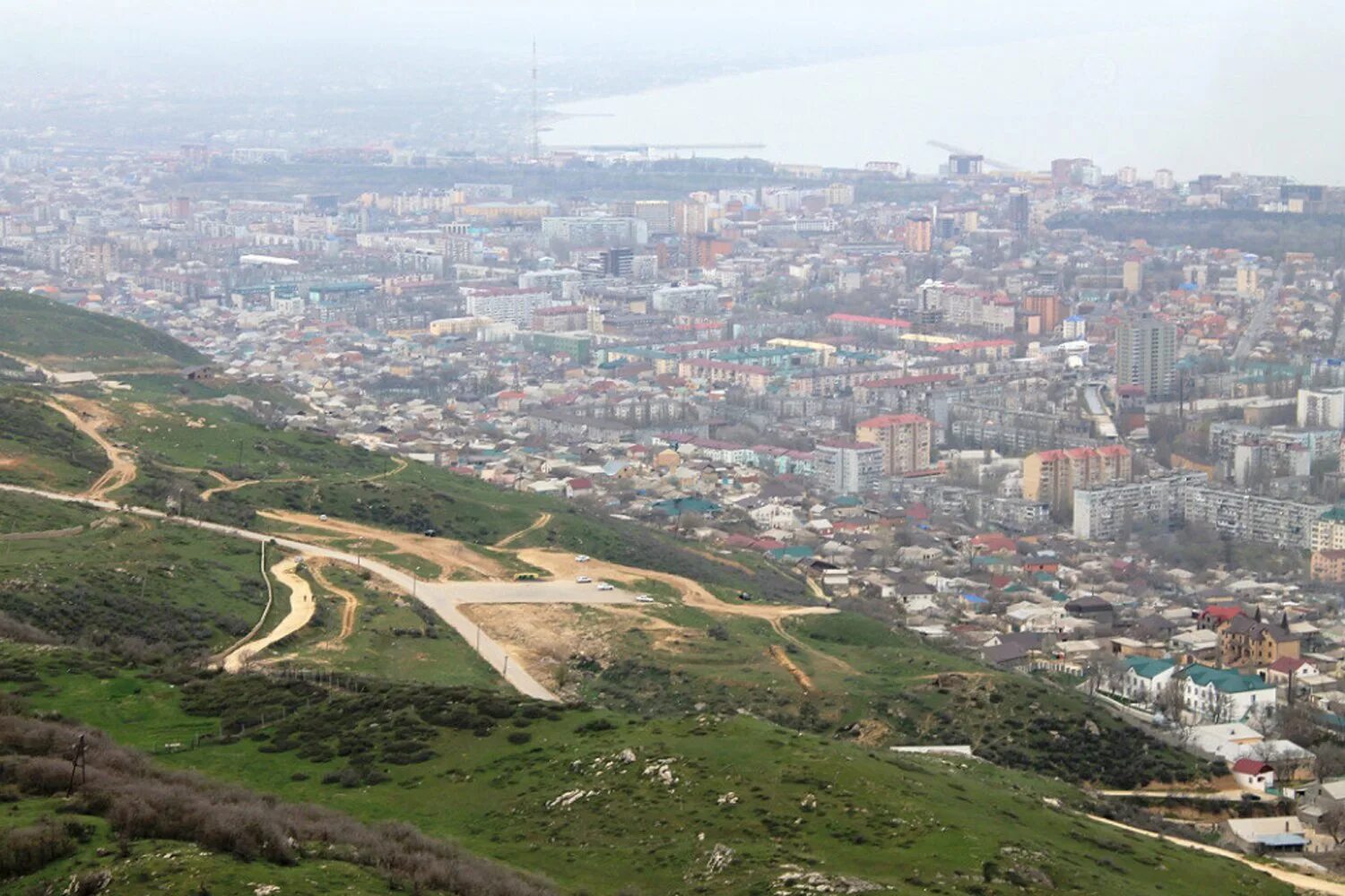 Гора тарки тау. Тарки Тау Махачкала. Гора Тарки-Тау и смотровая площадка. Гора Тарки Тау в Дагестане.