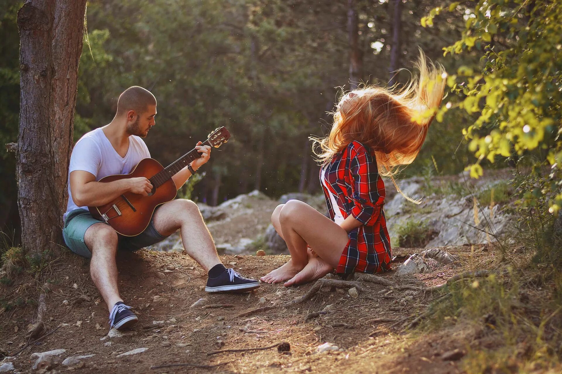 Гитарист на природе. Фотосессия с гитарой. Девушка с гитарой на природе. Фотосессия с гитарой на природе. Послушать песню играть