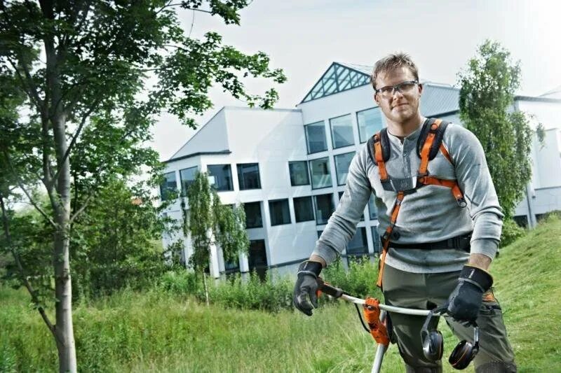 Как правильно одевать триммер. Триммер husqvarna 236r. бензотриммер husqvarna 236 r. мужчина с триммером. газонокосильщик с триммером.