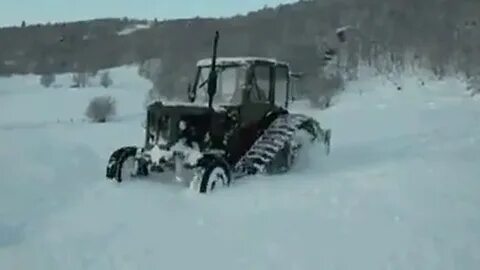 Они стоят на тракторах и вездеходах