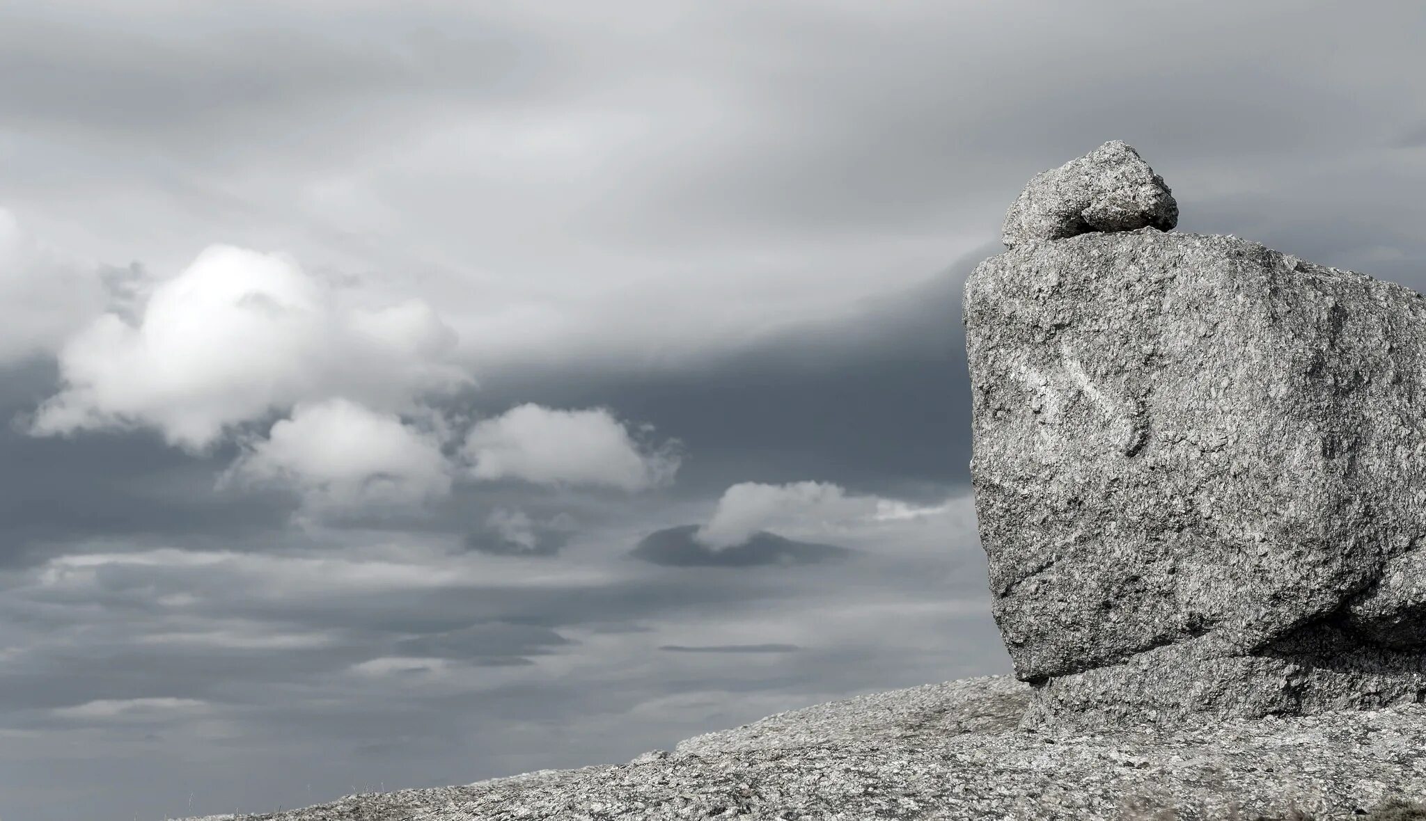 Stone huge. Камень преткновения. Небесный камень. Камни с неба. Серый камень.