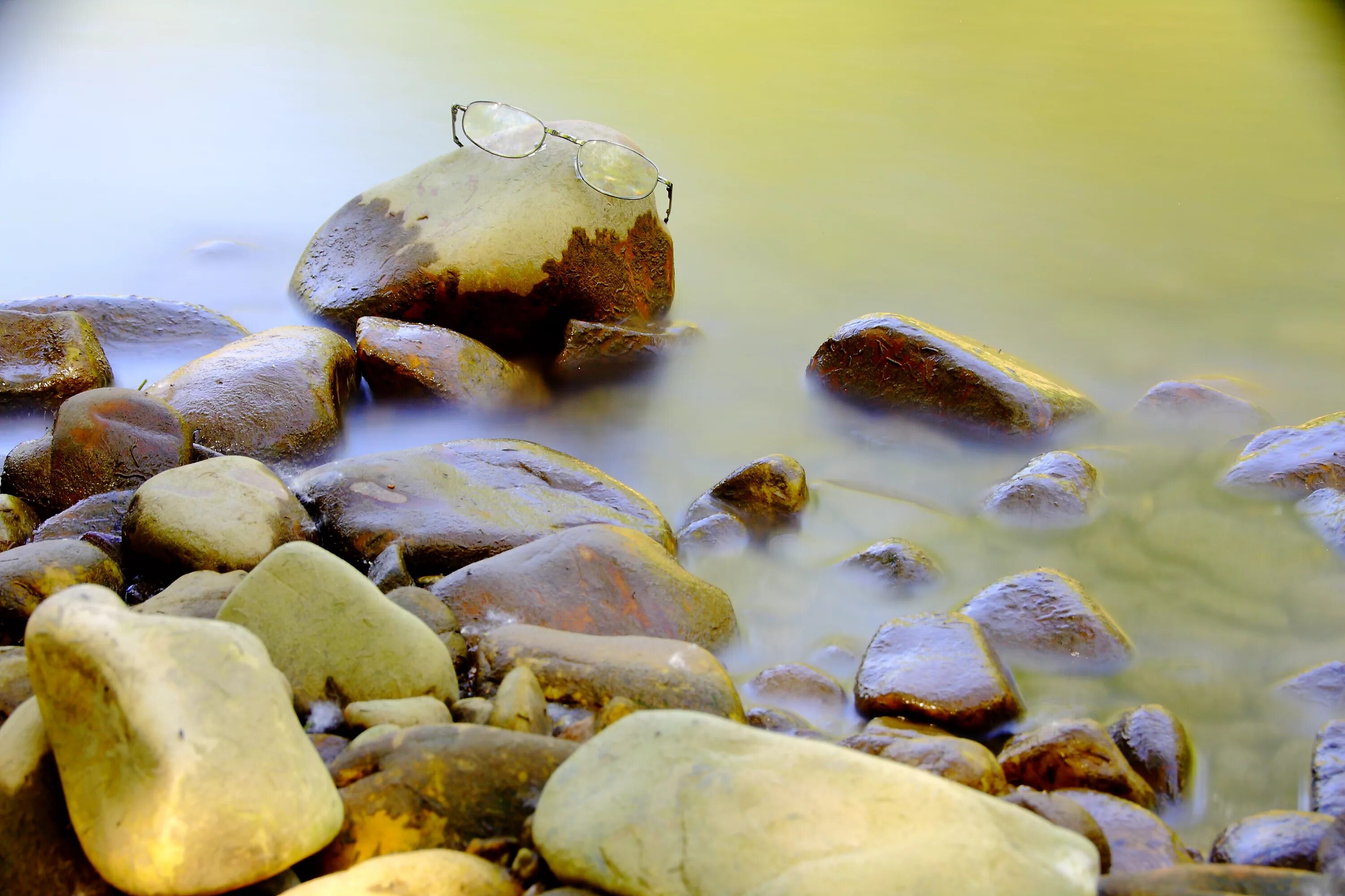 Какой камень плавает. Красивые камни в воде. Камешки в воде. Водяной камень. Красивые камушки.