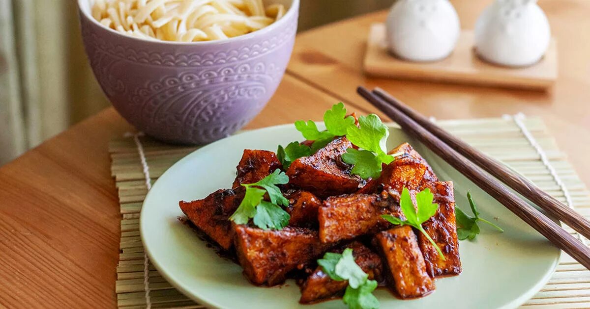 Как жарить тофу. Самбери жареный тофу. Жареный тофу геншин. Печёный сладкицй картофель. Синжэнь тофу.