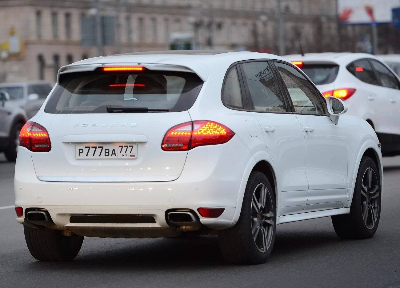 Автомобили с белыми номерами. Kia rio 3 широкая рамка номера. Мерседес бенц 666. Номерные рамки на фольксваген джетта. Номер авто.