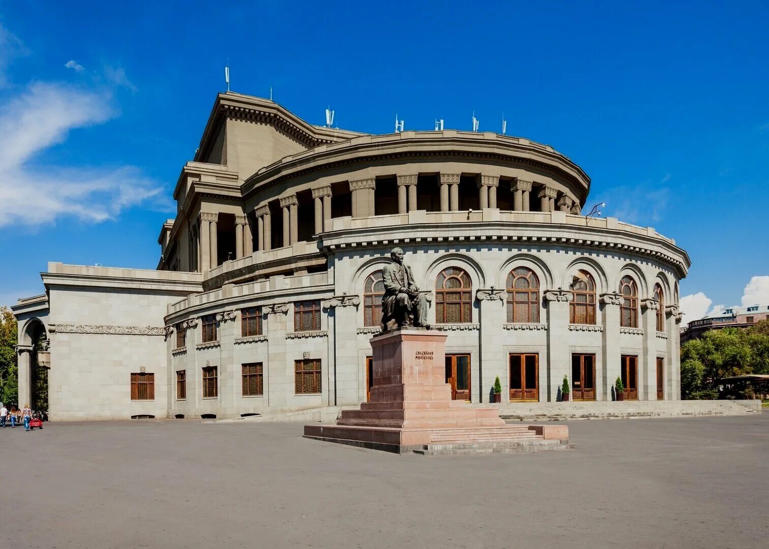 Спендиарова театр ереван ереван. Театр оперы спендиарова армении. Опера спендиарова 6 букв. Опера спендиарова 6 букв. Театр оперы и балета ереван.