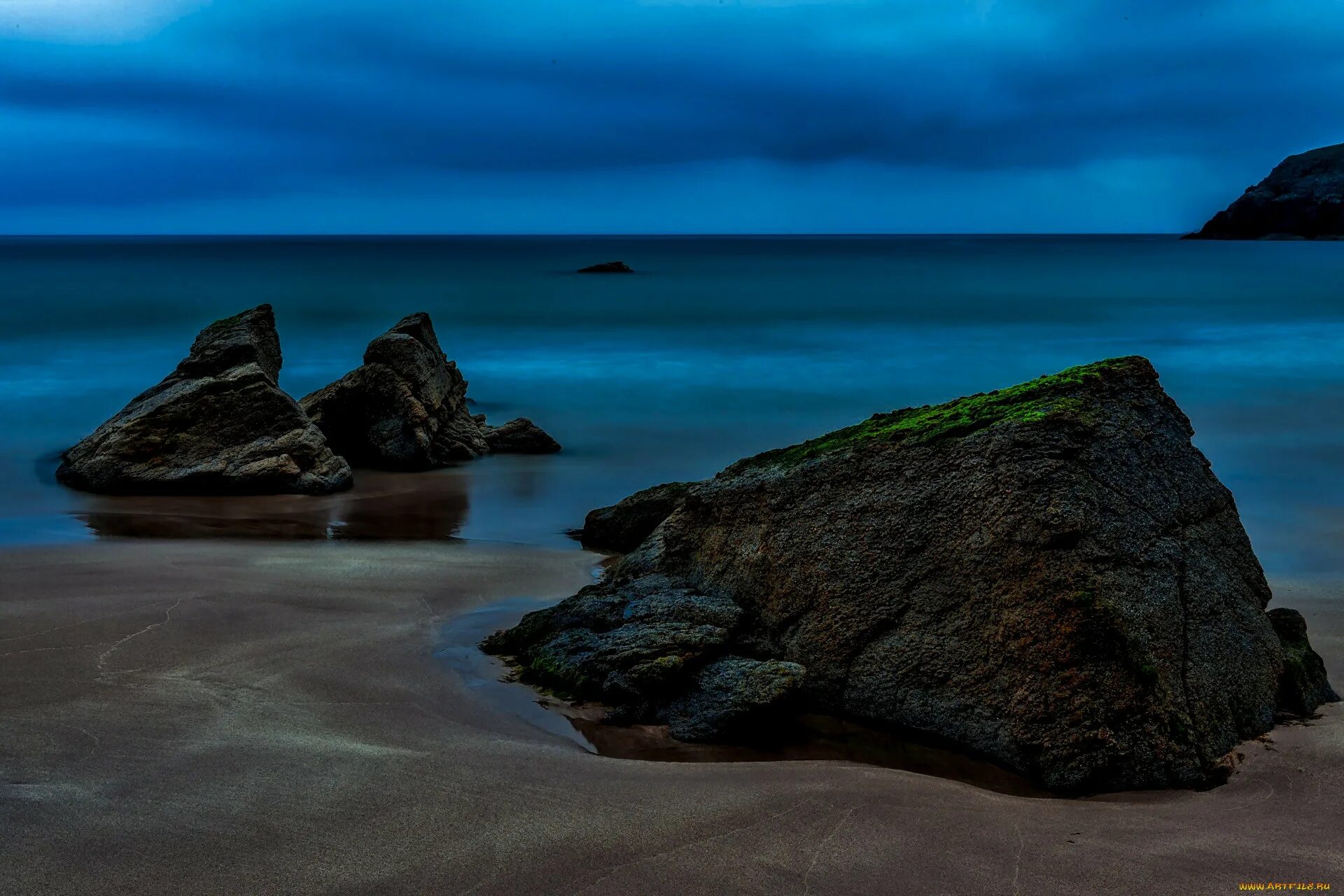 Night stone. Ночь в море. Ночь море камни. Берег морской камни ночь. Валуны море ночь.