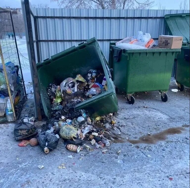 Мусорный полигон в екатеринбурге. Свалка в москве. Несанкционированные свалки. Спецавтобаза мусорный полигон. Мусорные баки переполнены.