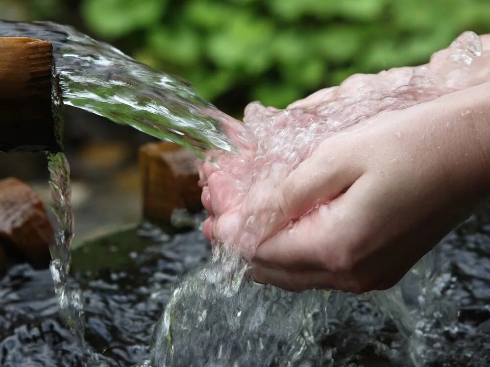 В некоторых источниках можно. Питьевые Минеральные воды из источника. Источники подземных вод Родники Минеральные воды. Минеральные воды Родниковая вода. Чистая вода.