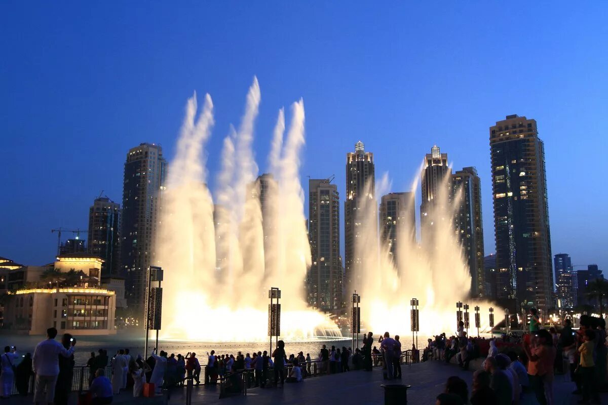 Дубайские видео. Бурдж Халифа фонтаны. Поющие фонтаны Бурдж Халифа. Дубай Бурдж Халифа Поющие фонтаны. Поющие фонтаны в Дубае (фонтан Дубай).