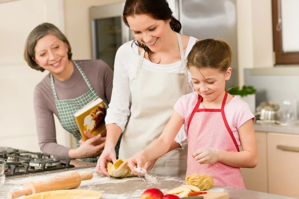 Kids cooking. Кухня для детей. Готовка с детьми на кухне. Семья на кухне. Дети готовят с родителями.