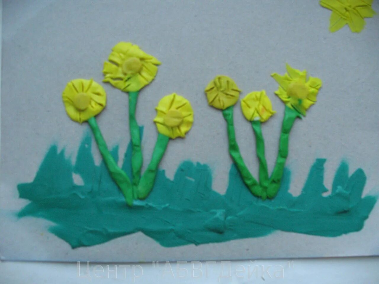 Рисование первоцветы средняя группа. Первоцветы мать и мачеха пластилином. Пластилинография средняя группа весенние цветы одуванчики.
