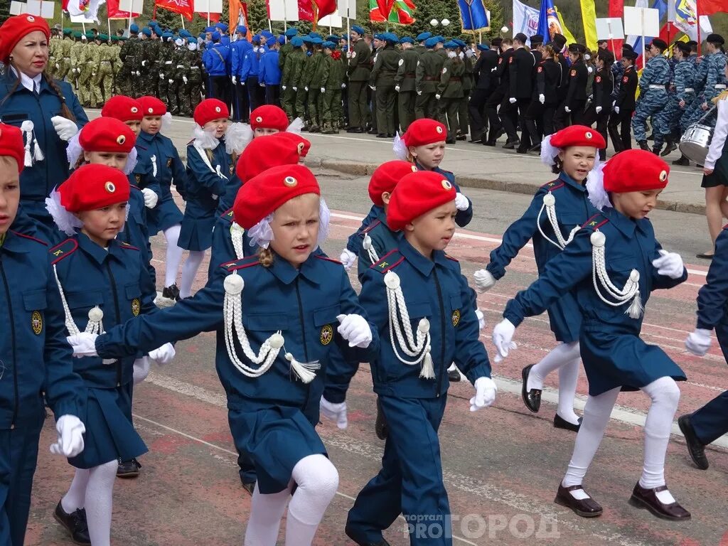 День победы для дошкольного возраста. Детский парад Победы. Дети на параде Победы. Дети в форме на параде. Дети маршируют на параде.