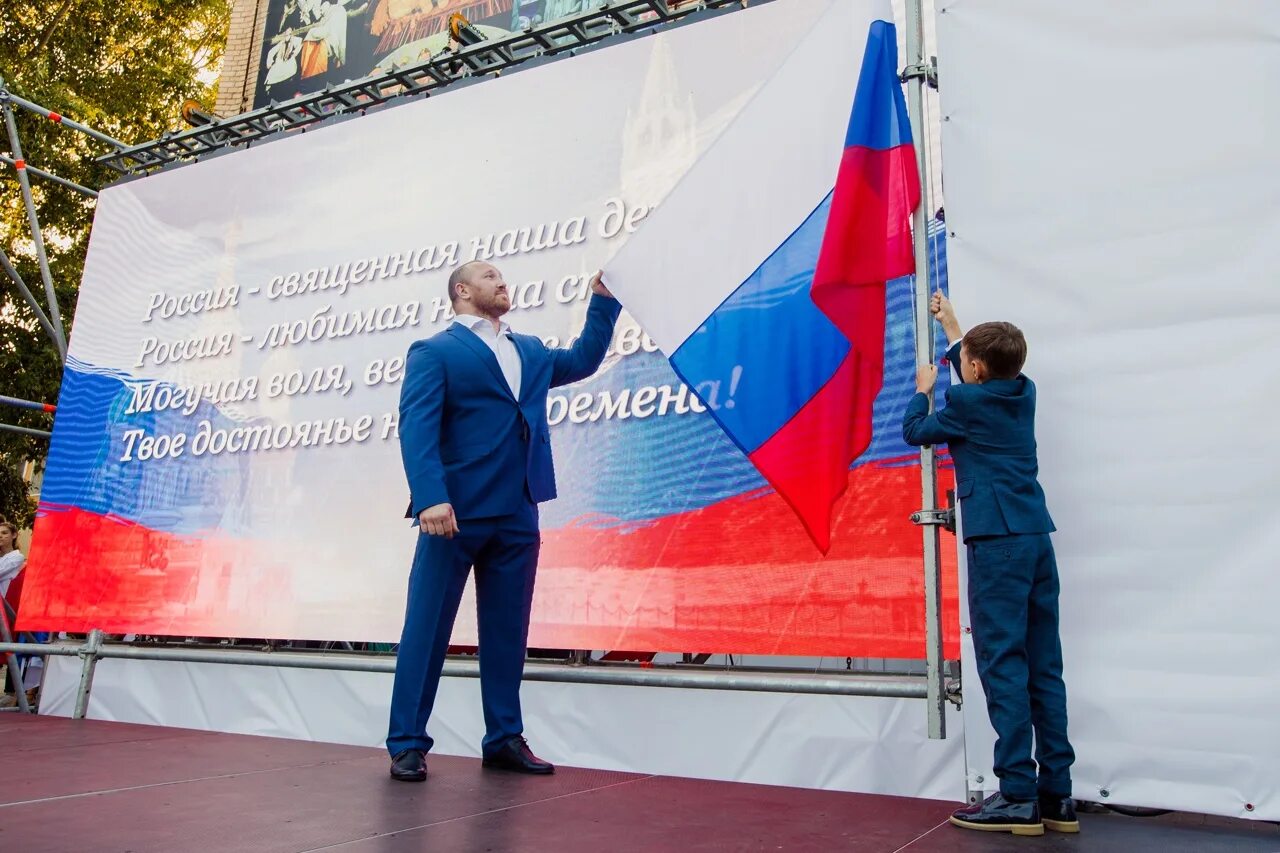 Поднятие знамя. Поднятие флага России. Поднятие государственного флага в школе. Подъем флага РФ. Церемония поднятия флага в школе.