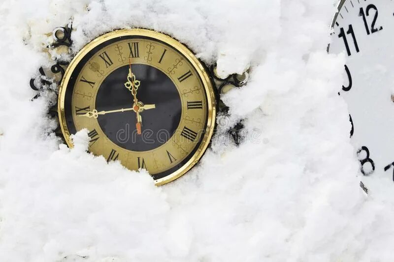 The clock has stopped. Остановка времени часы. Часики» лежа. Фон увлажнение время.