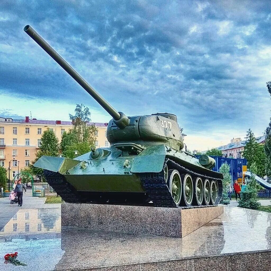 Купить танк в омске. Омский танк т34 памятник. Памятник танк т-34 Омск. Т-34-85 Омск. Памятник танк в Омске.