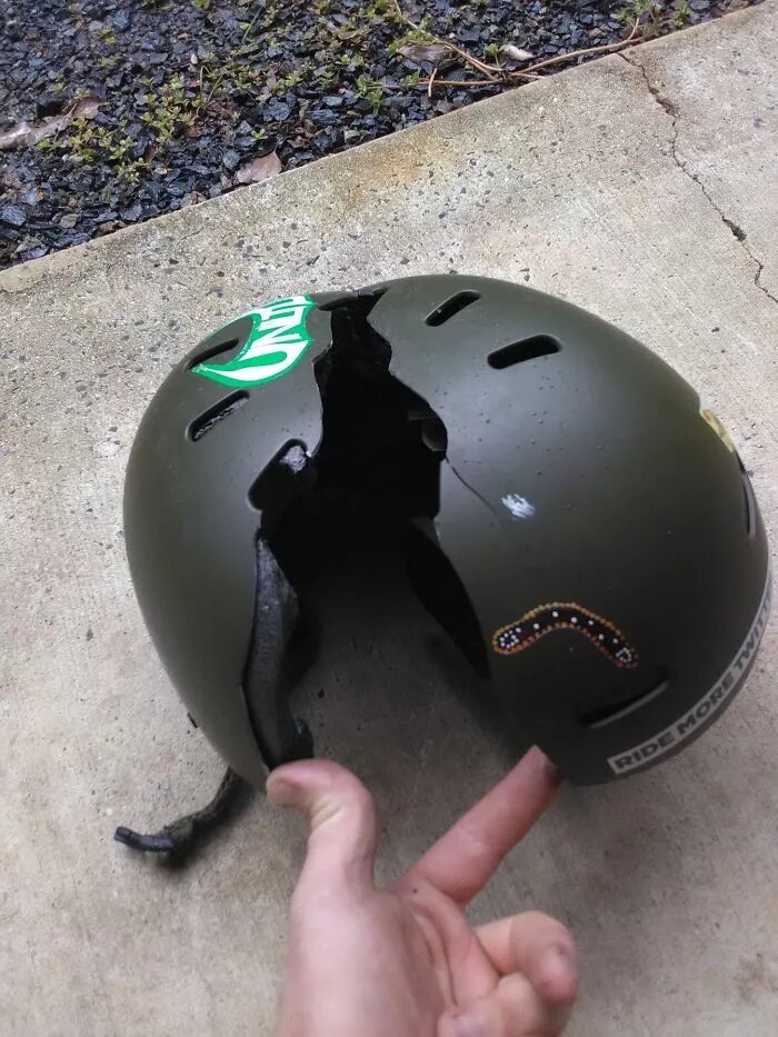 Шлем спас. Шлем защитный oxygen 3xl helmet. разбитый шлем. разбитый мотошлем. сломанный мотоциклетный шлем.