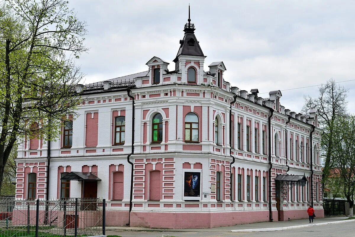 Город новозыбков красное здание. Город новозыбков красное здание. Образование новозыбкова. Сош 1 новозыбков. Отдел образования новозыбков.