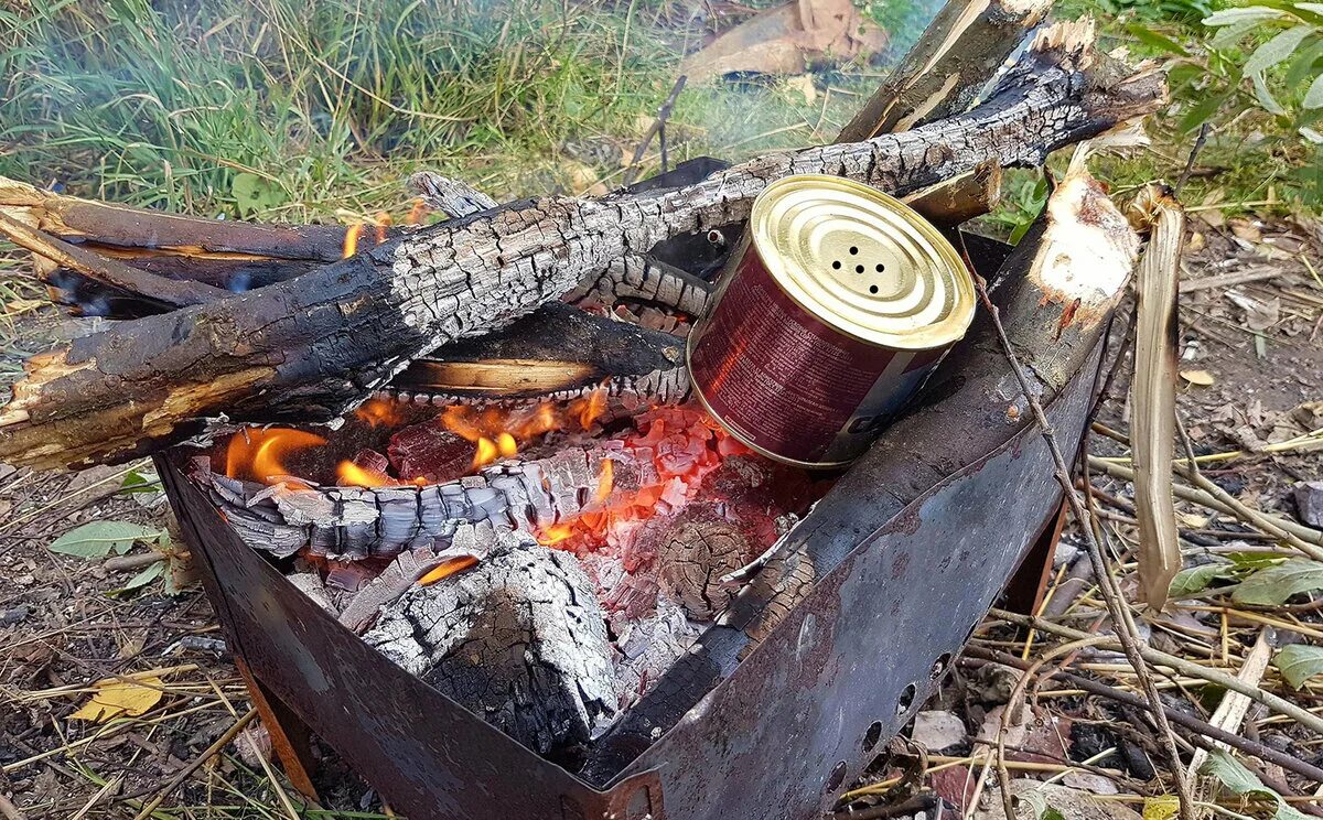 Тушенка в походе. Макароны с тушенкой на костре. Тушенка в походе. Консервы на костре. Тушенка на костре.