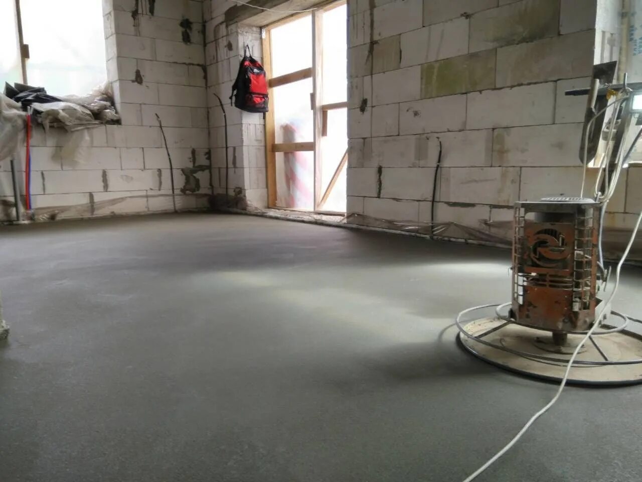 Минимальная толщина армированной стяжки пола. Стяжка пола армированная 25кг основит pro. Стяжка пола температура. Засыпная сухая стяжка пола. Сухая цементно-песчаная стяжка.