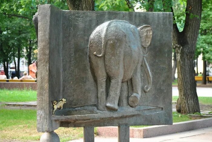 Басни крылова памятники (на патриарших прудах) в москве. Памятник баснописцу крылову в твери. Фигура басен. Памятник крылову на патриарших прудах. Памятник крылову в твери.