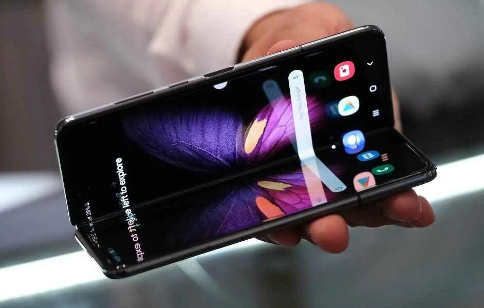 Новый самсунг 2022. Samsung Galaxy Fold 2022. Новый самсунг 2022 раскладной. Самсунг складной смартфон 2022. Телефон 2024 года до 25000