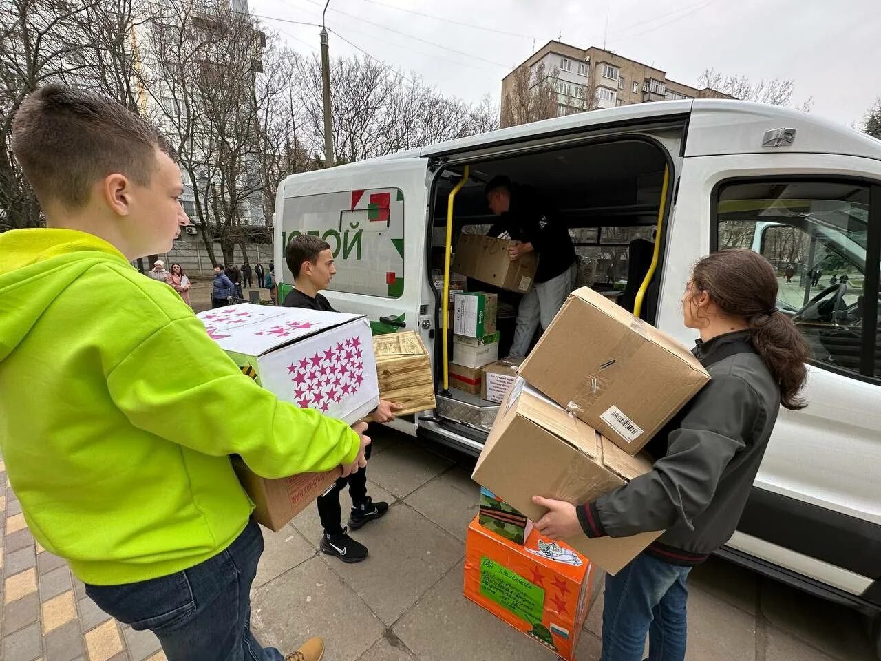 Акция добро в движении движение первых. Сбор гуманитарной помощи. ящики с продовольствием. гуманитарная помощь детям. коробка доброты акция.