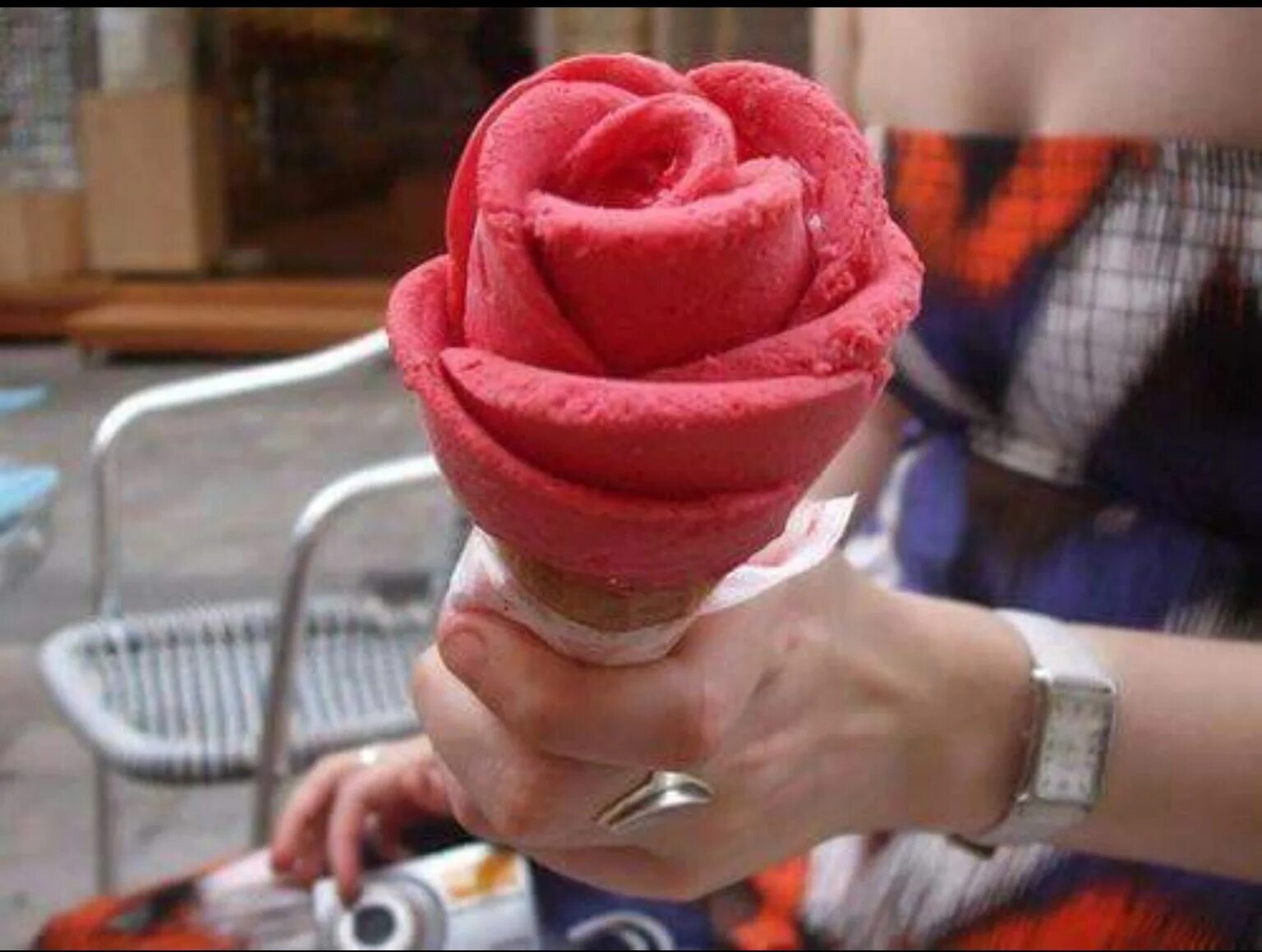 Rose ice cream. Пломбир в стаканчике с розочкой. Корнетто мороженое клубника. Вкусняшки мороженое розочка. Нежно розовое мороженое.