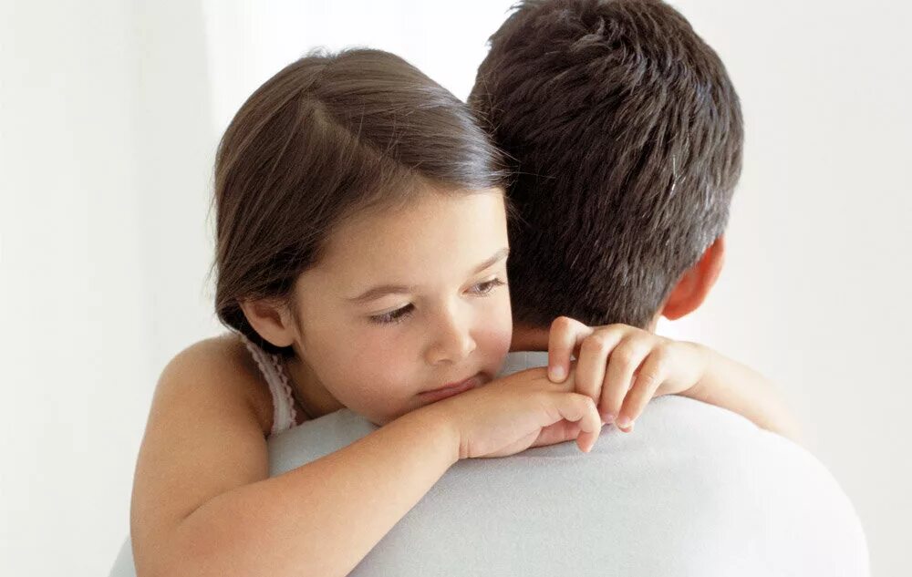 Отец обнимает сына. Мальчик обнимает маму и папу. Переживание ребенка. Мальчик обнимает папу. Мама жалеет ребенка.