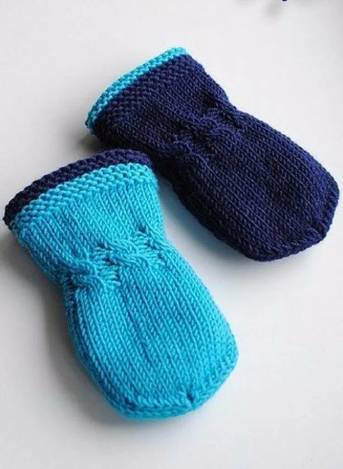 Варежки вязаные для девочки. Вязание рукавиц спицами. Варежки спицами. Варежки для ребенка 2 года связать. Детские вязаные варежки.