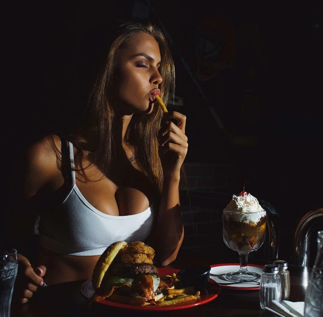 Удовольствие для мужчины. Напитки на темном фоне. Эротическое доброе утро. Обнимаются на кухне. Эротическое доброе утро.