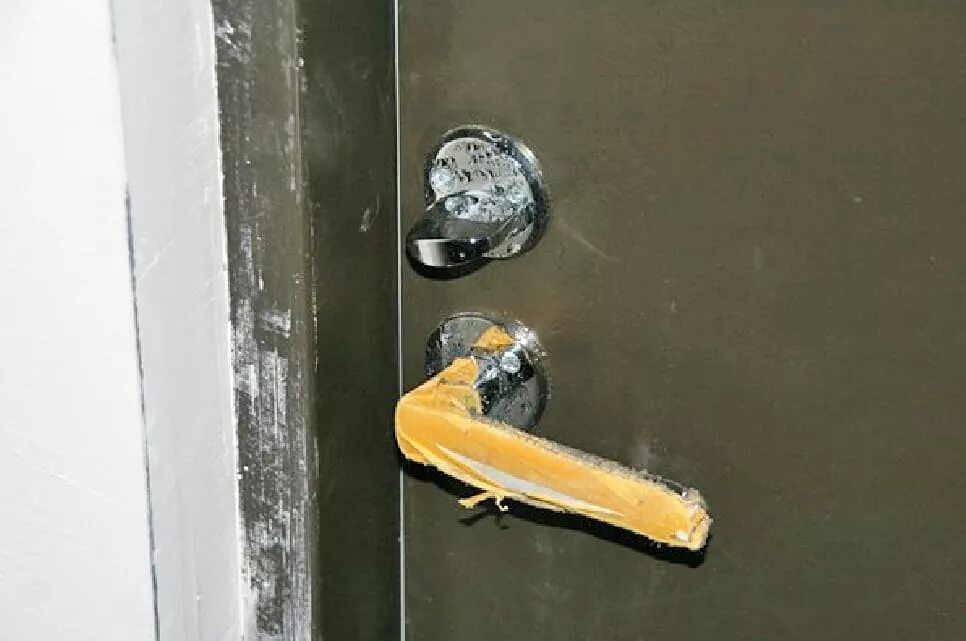 Конденсат на входной двери. Обмерзает металлическая входная дверь. Конденсат на железной двери. Входная дверь без порога зимой наледь. Промерзает металлическая входная дверь.