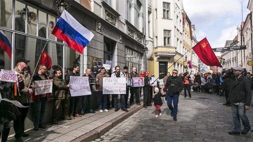 Митинг у посольства в Таллине. Митинг в Таллине за Украину. Митинги около консульства России в Страсбург. Шотландия в знак солидарности Украины. Митинги в 12 часов