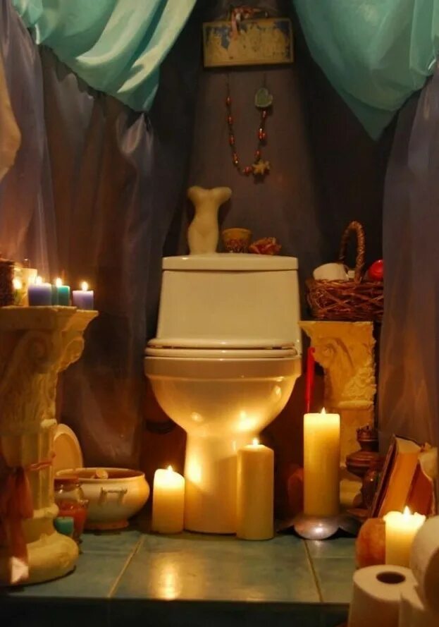 Баптистерий в католическом храме. Золотой унитаз трон дорфман. Туалеты в индийских школах. Туалет в японии в древности. Церковь унитаз.