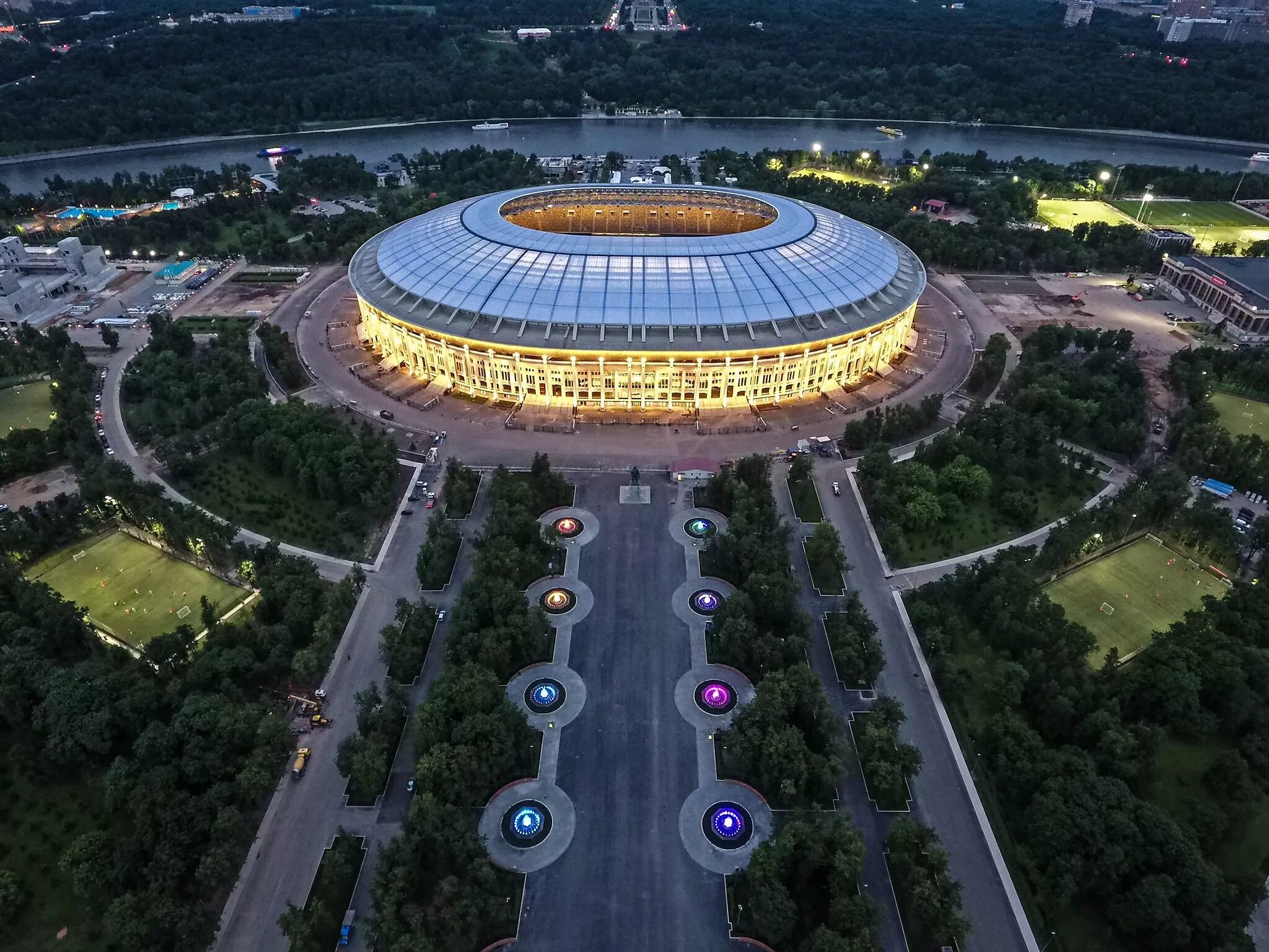 Стадион новый вместимость. Стадион Лужники Москва. Олимпийский комплекс Лужники Москва. Спортивный комплекс Лужники. Лужники Арена Москва.