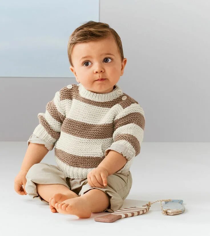Вязаный свитер для мальчика. Вязаный свитер для малыша. Вязаный свитер для мальчика. Вязаный джемпер для мальчика. Вяжем свитер ребенку год.