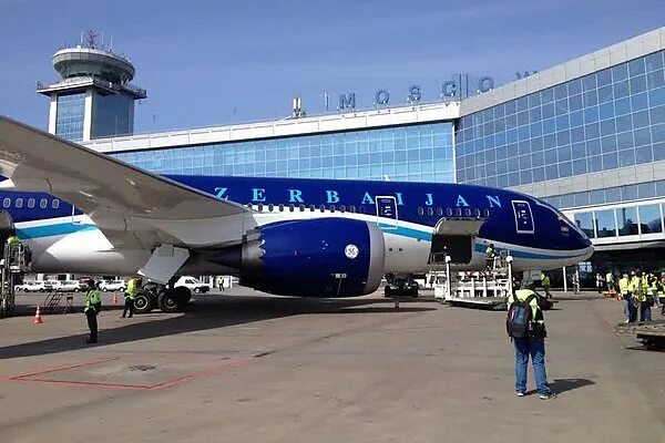 Россия азербайджан самолет. AZAL Boeing 787. Самолет Азербайджан Москва. Москва Баку самолет. Аэропорт Баку самолет.