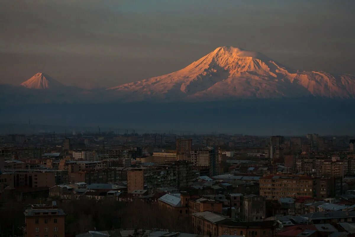 Ереван воздух. Город Масис Армения. Ереван гора Арарат. Масис Арарат Армения. Гора Масис в Ереване.